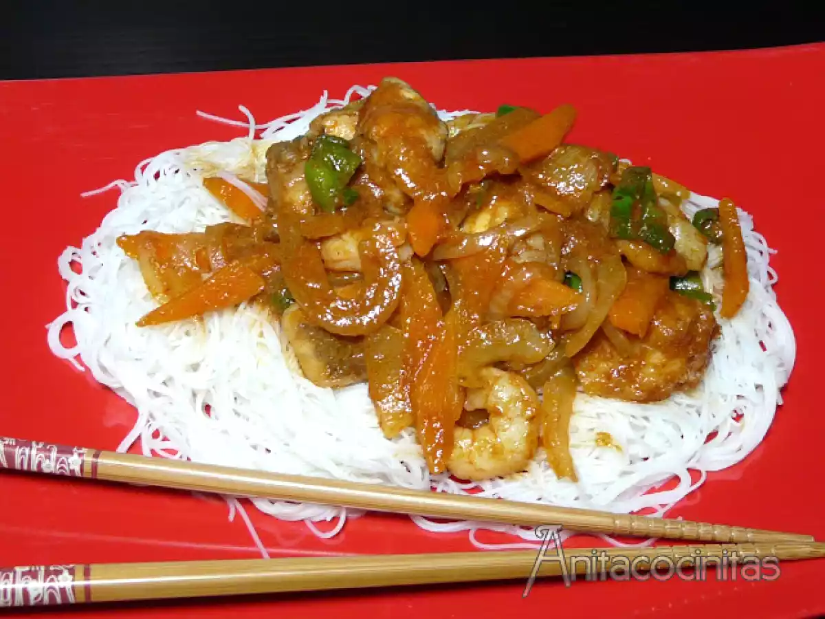 Wok de rape y gambas al curry rojo