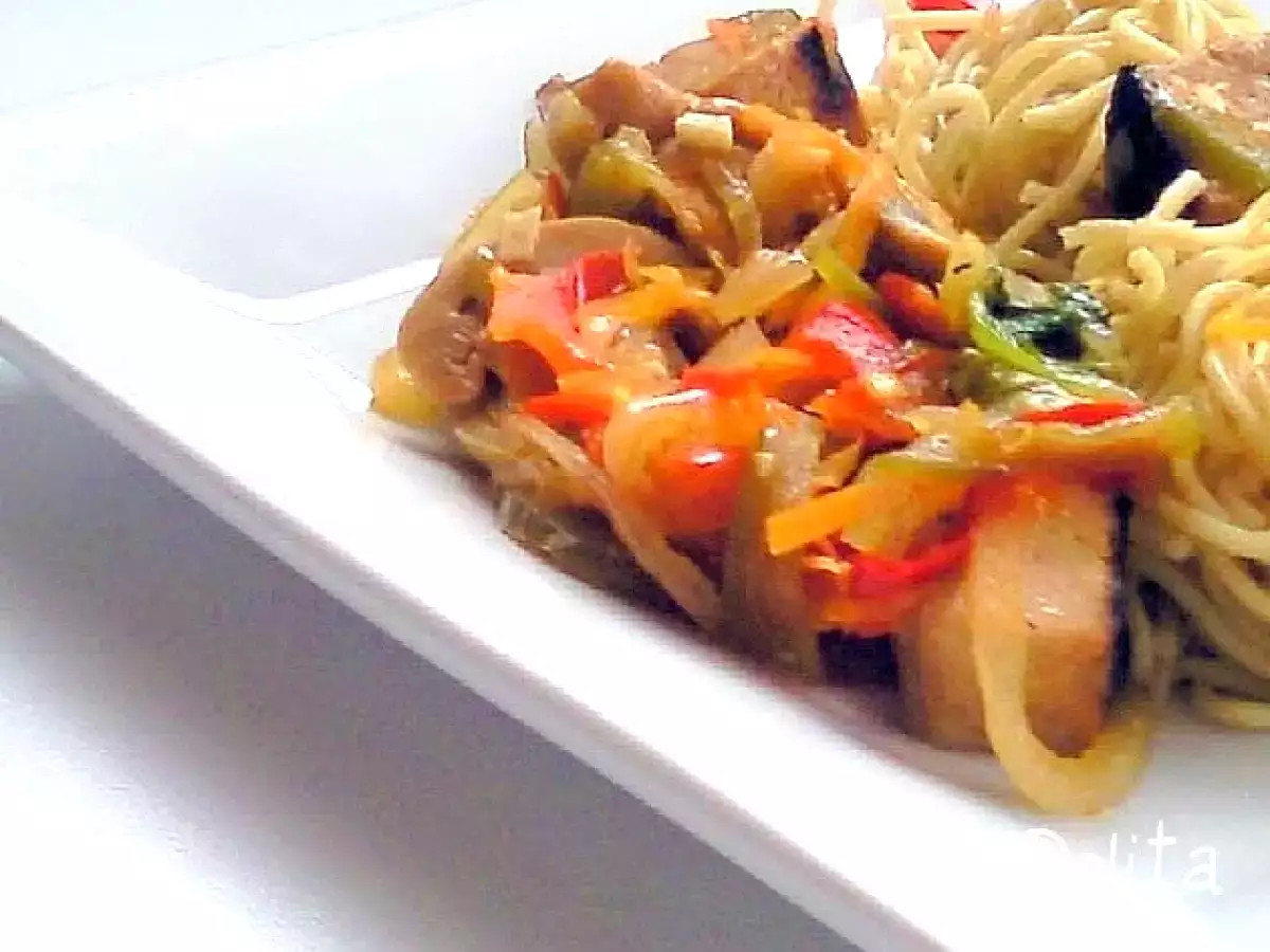 Wok de verduras con tofu y fideos chinos