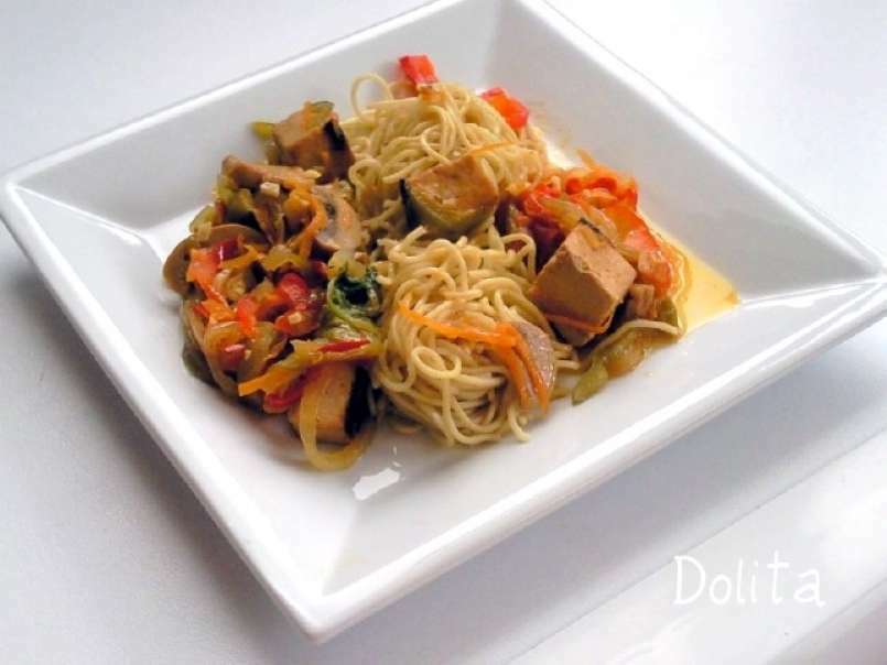Wok de verduras con tofu y fideos chinos - foto 2