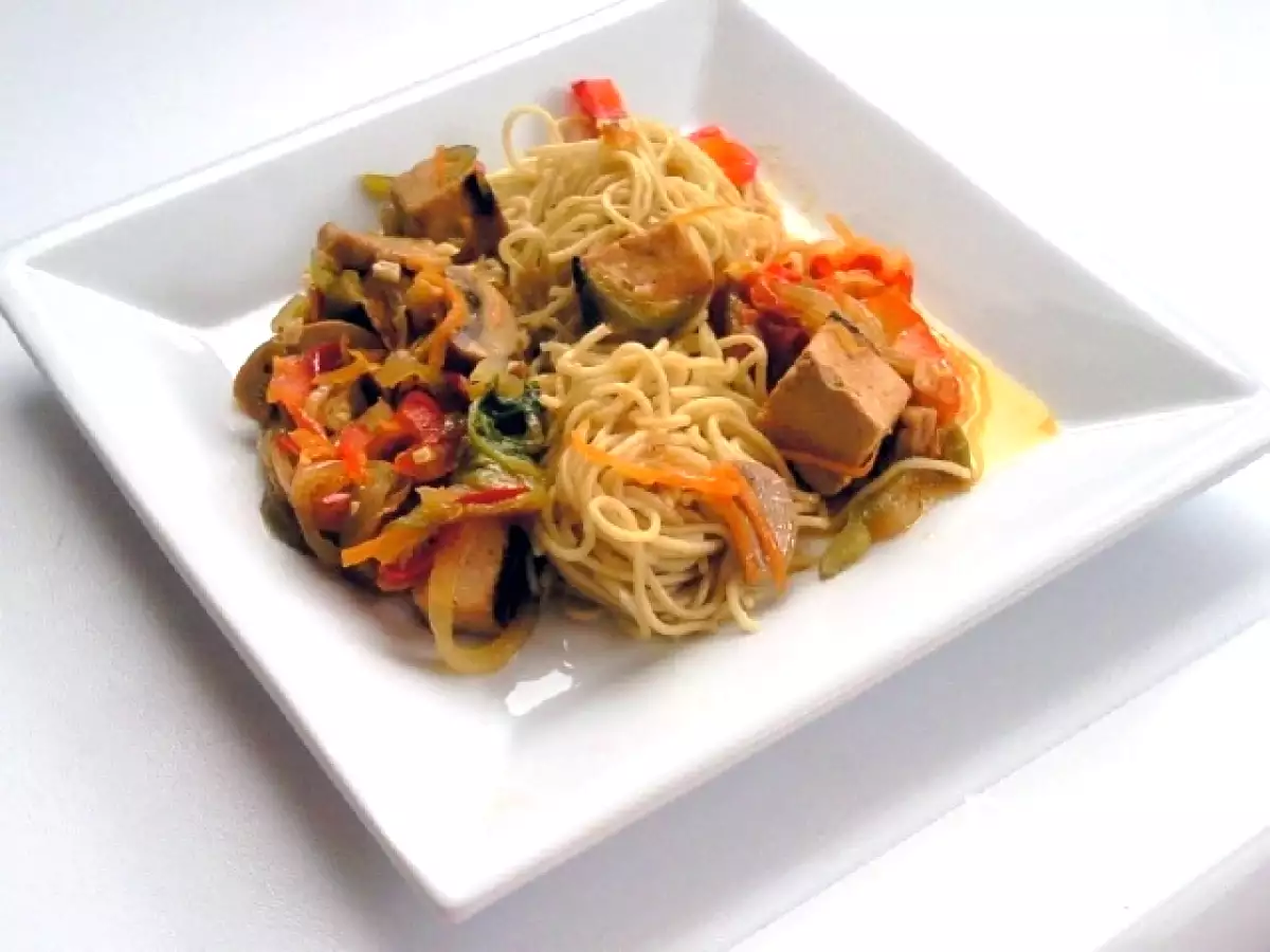 Wok de verduras con tofu y fideos chinos - foto 2