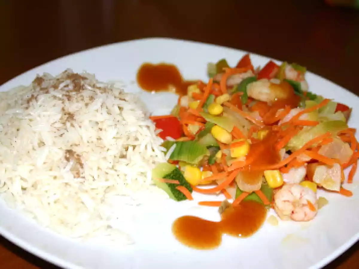 Wok de verduras y gambas con chutney de mango y arroz basmati