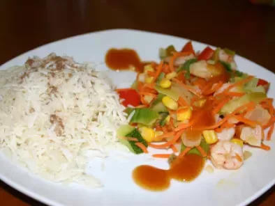 Wok de verduras y gambas con chutney de mango y arroz basmati
