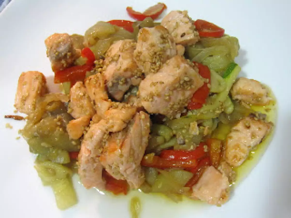 Wok de verdures amb daus de salmó