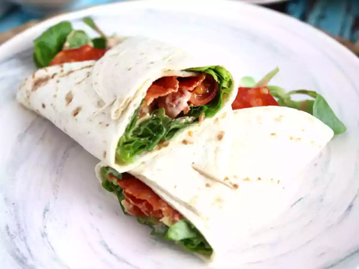 Wrap de chorizo, aguacate y tomate