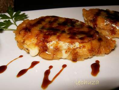 Xoubas en tempura rellenas de queso san simón