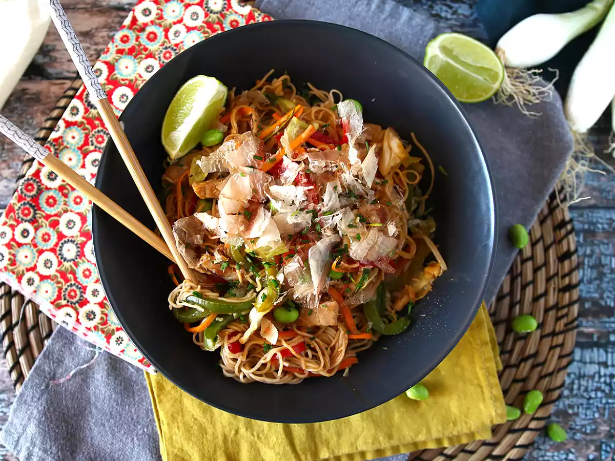 Yakisoba, fideos fritos con verdura - foto 3