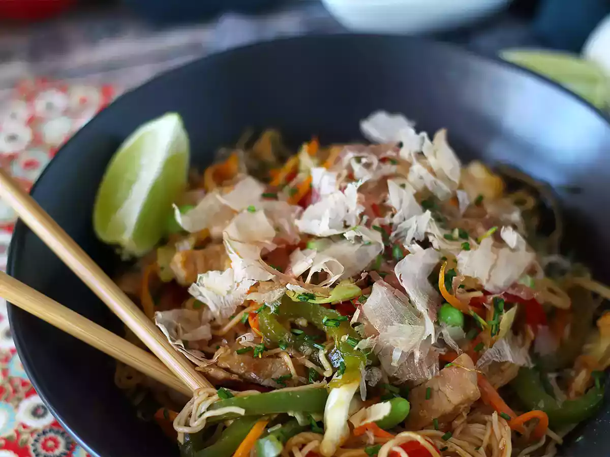 Yakisoba, fideos fritos con verdura - foto 4