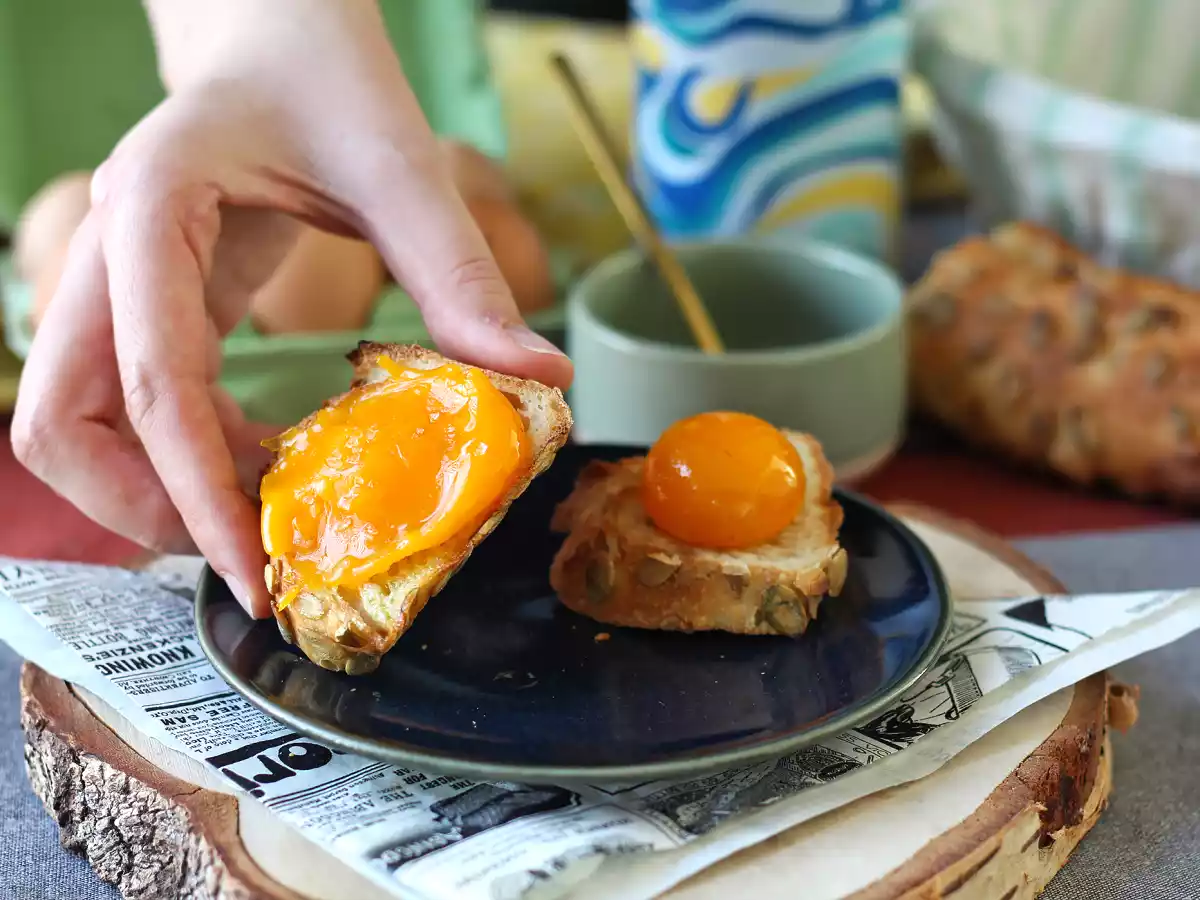 Yemas de huevo confitadas en Freidora de aire ¡perfectas para untar sobre pan tostado! - foto 2