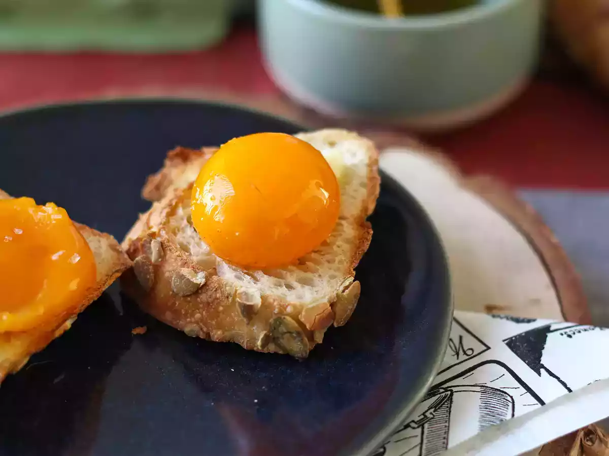 Yemas de huevo confitadas en Freidora de aire ¡perfectas para untar sobre pan tostado! - foto 3