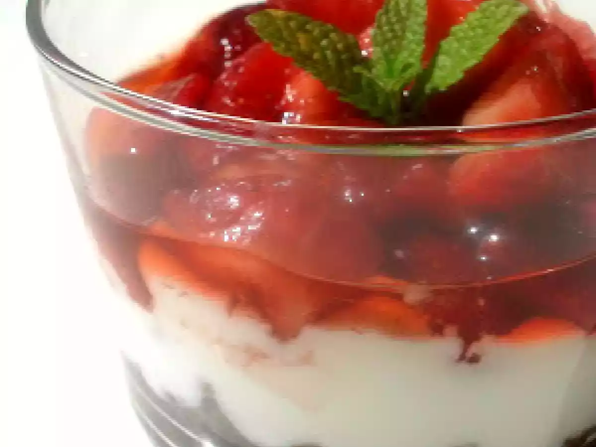 YOGUR CON FRESAS MACERADAS EN MÓDENA Y PIMIENTA