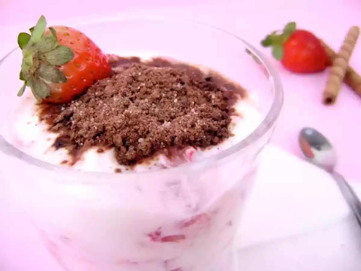 YOGURT, FRESA Y OVOMALTINE