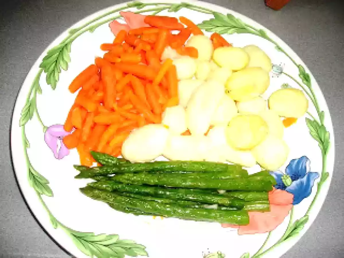 Zancarron o morcillo en salsa con guarnición de verduras al vapor