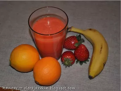 Zumo de naranja, fresas y plátano