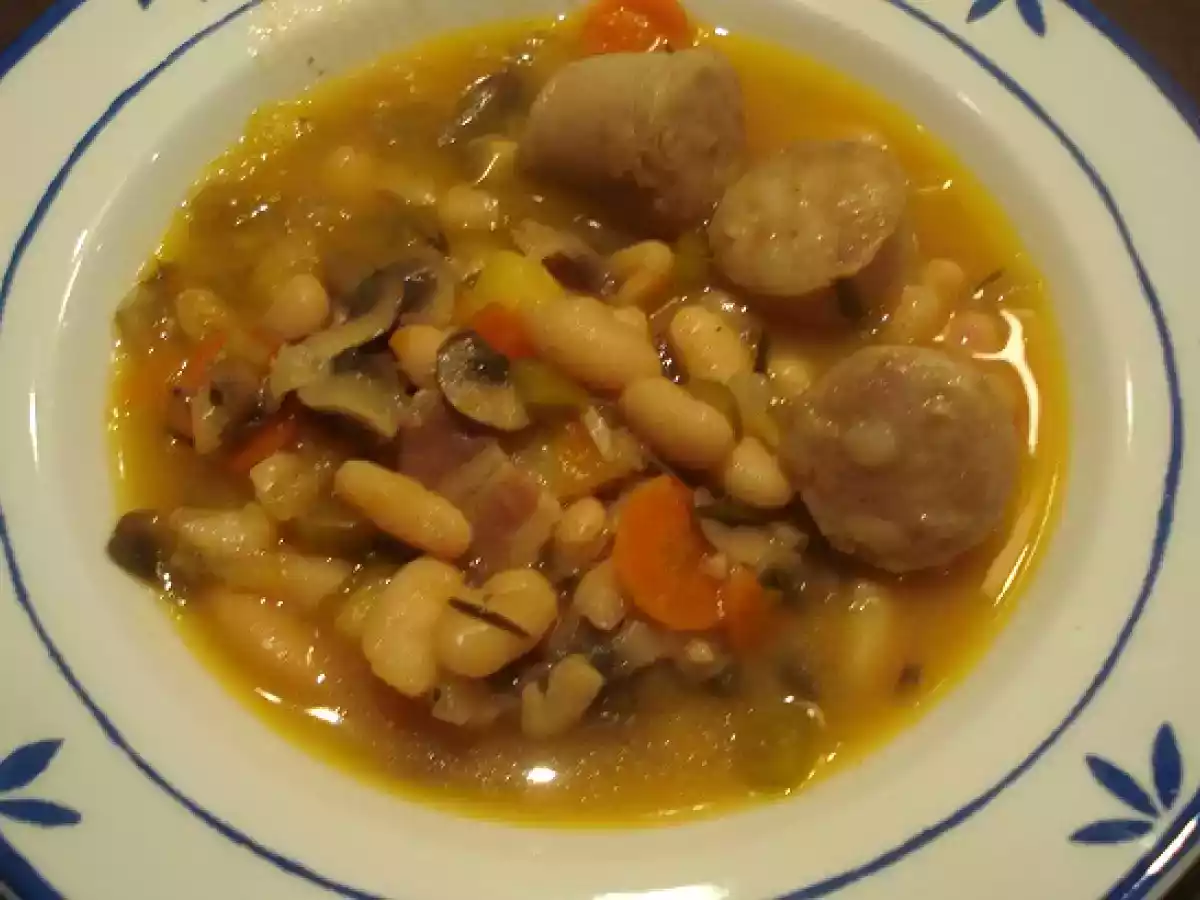 Zuppa di Fagioli con salsiccia (Sopa de alubias con butifarra)